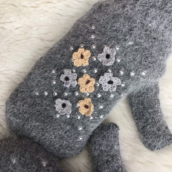 EMBELLISHED FAUX FUR LINED MITTENS - Picture 3 of 8